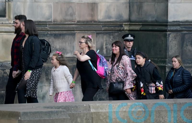 Well-wishers wait 12 hours to see Queen&rsquo;s coffin in Edinburgh cathedral