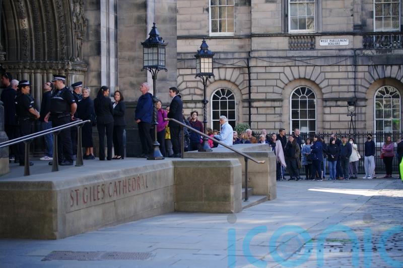 Queue to view Queen’s coffin in Edinburgh closed