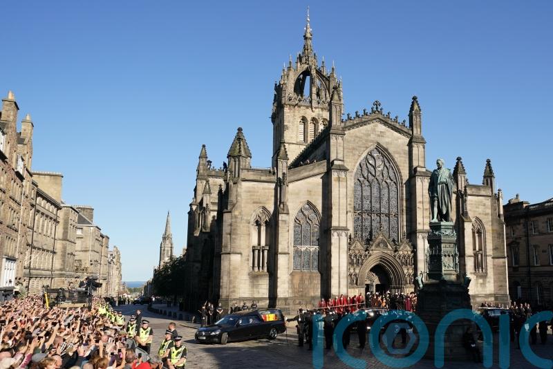 Applause for Queen as Elizabeth departs Edinburgh for the last time