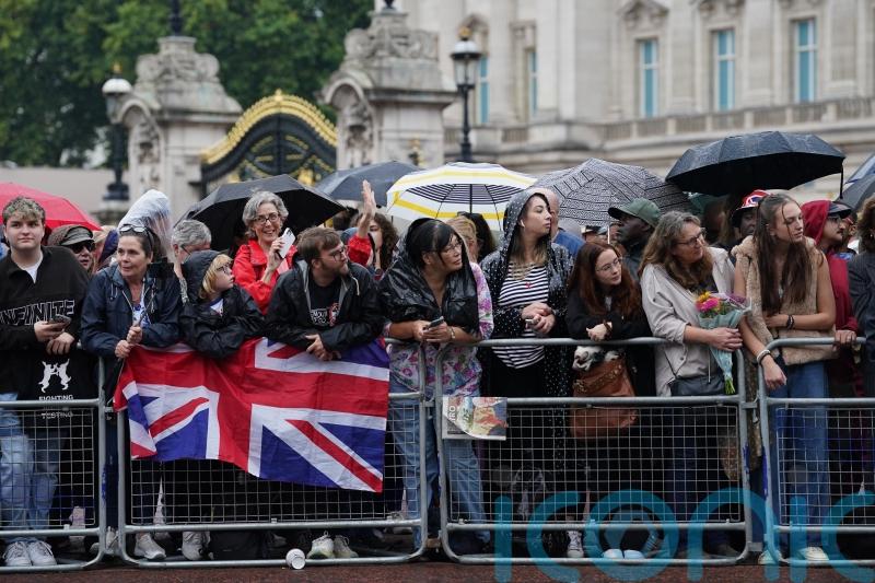 Heavy rain forecast for early-morning mourners in London queue