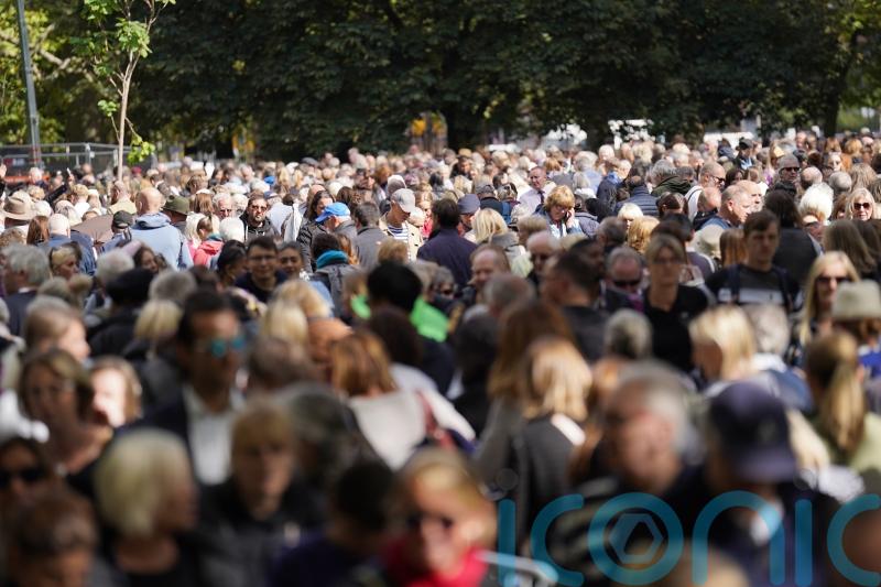 Lying in state queue 24 hours long as overnight temperatures look set to fall