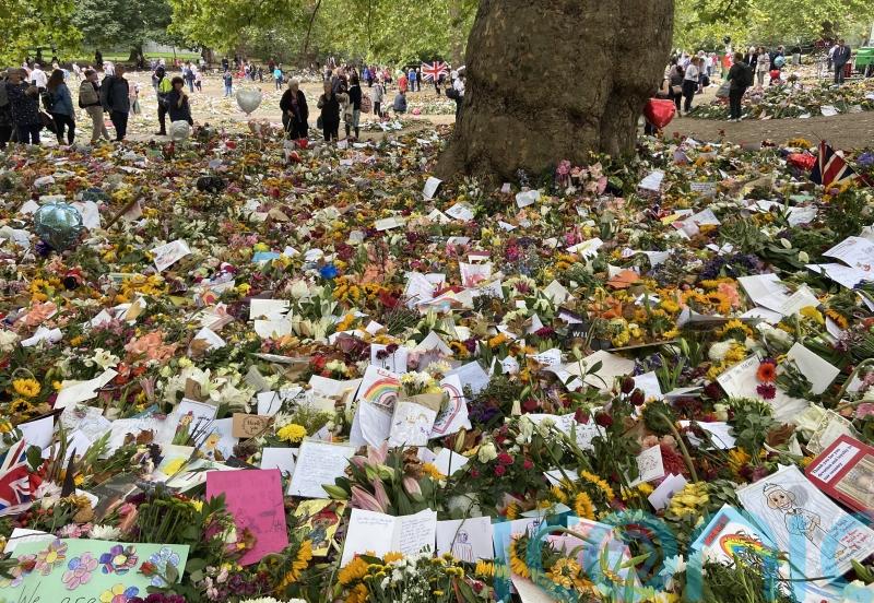 Floral tributes for Queen to be composted and used in Royal Parks