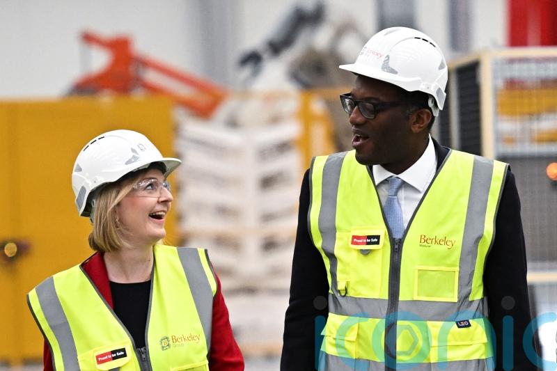 Truss and Kwarteng due to meet with OBR amid market turmoil and party concerns