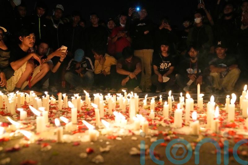 Relatives mourn 125 people who died in Indonesian football crush