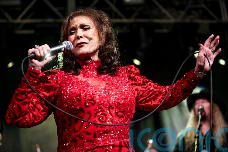 Loretta Lynn remembered fondly as a ‘cantankerous little pistol’ following death