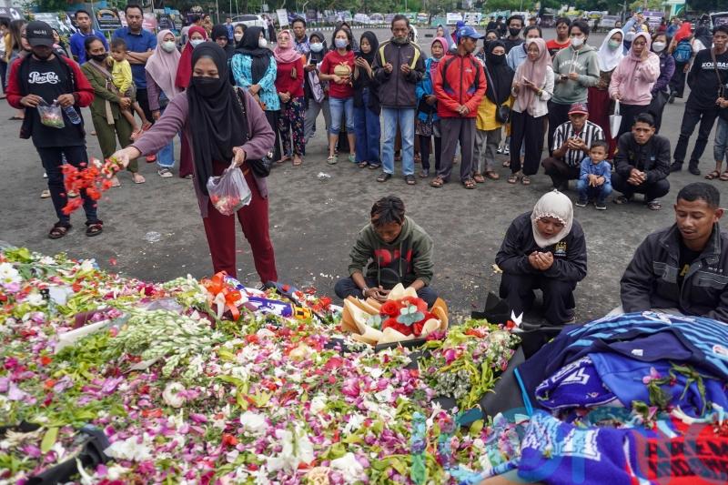Indonesian police to charge six people in football disaster