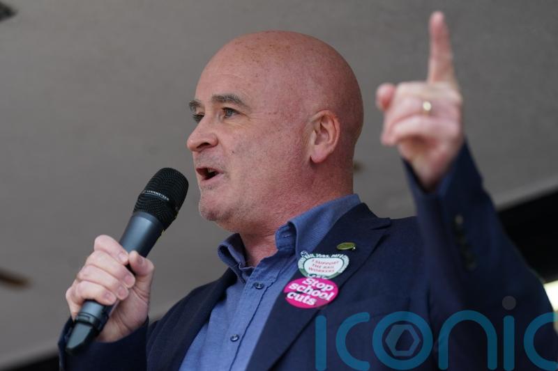 Government accused of prolonging rail workers dispute