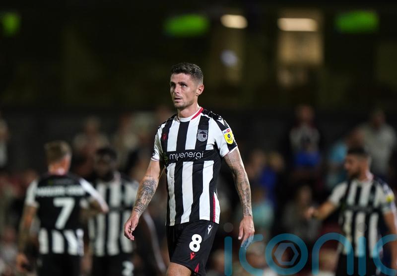 Grimsby maintain fine away form with win over 10-man Stockport