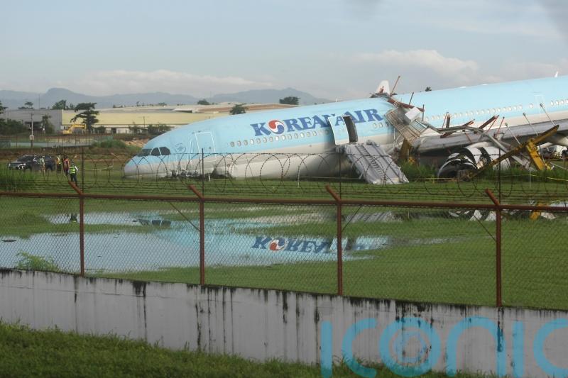 Philippines airport partially reopens despite stuck plane