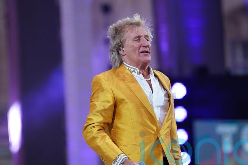 Rod Stewart surprises singing barber with duet to thank him for charity work