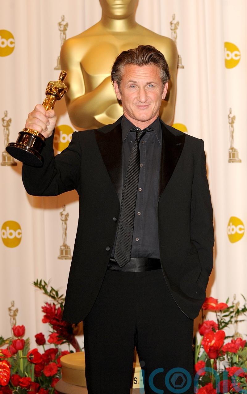 Sean Penn gives one of his Oscars to Ukrainian president Volodymyr Zelensky