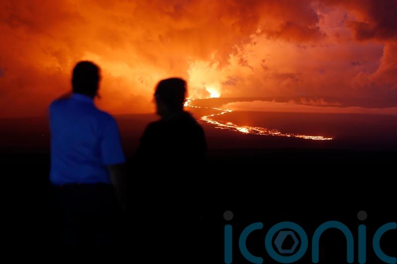 Hawaiian volcano eruption draws spectators