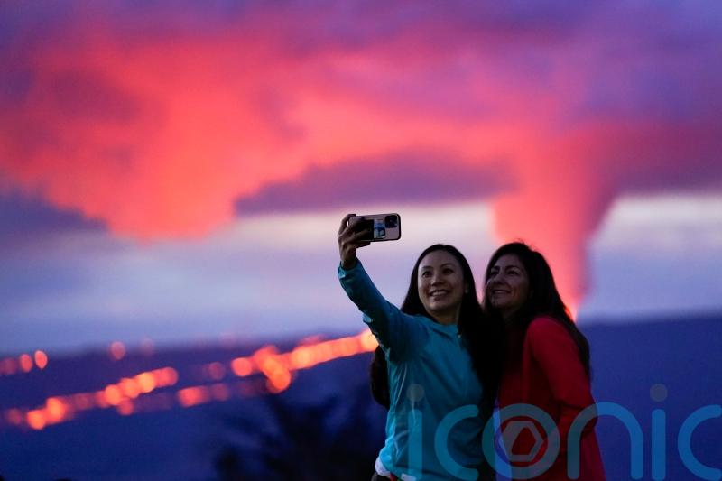 Huge volcanic eruption on Hawaii attracts thousands of awestruck viewers