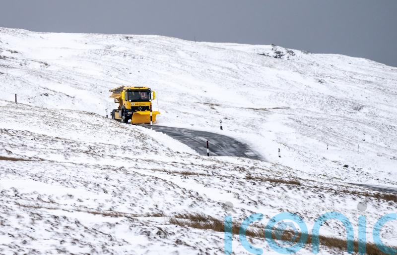 Engineers arrive on Shetland as thousands endure third day without power