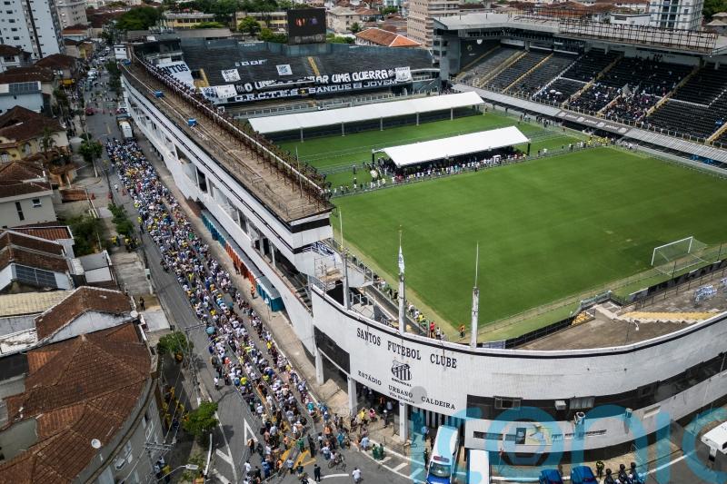 Thousands of fans wait to pay respects to Brazil great Pele
