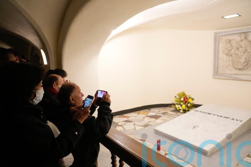 Public allowed to view tomb of Pope Benedict