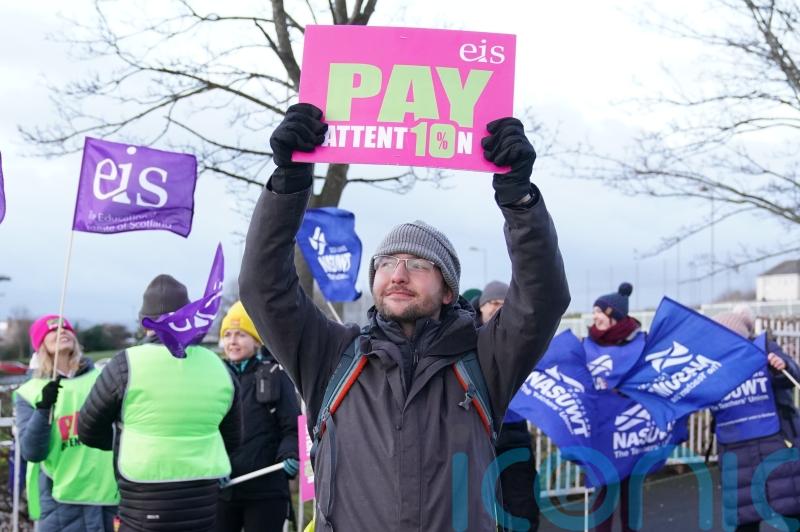 Teachers praise parents for ‘phenomenal’ support during strike action