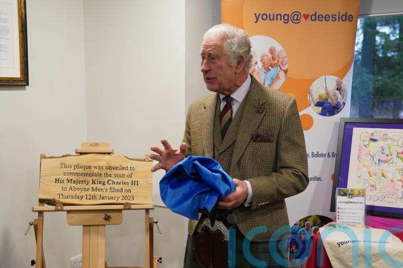 King ‘impressed’ by plaque made to mark his visit to community facility