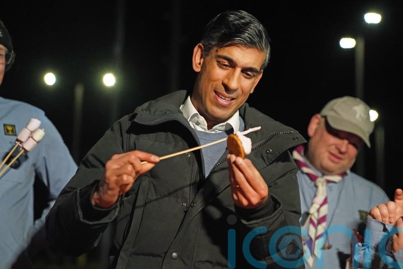 Sunak dismisses food tsar&rsquo;s warning against bringing cake into the office