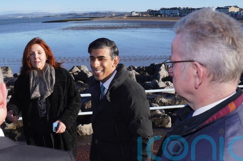Passer-by asks Sunak for ’20 quid for heating bill’ during Morecambe walkabout