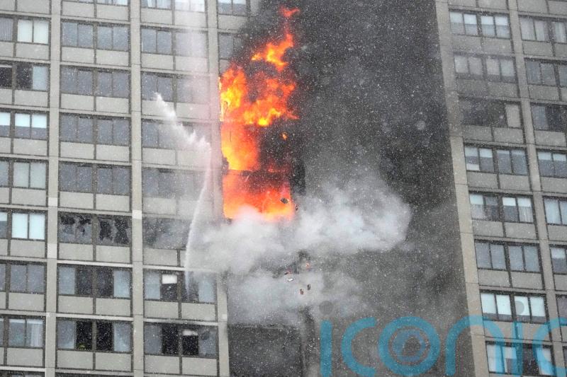 One dead as fire blazes through Chicago apartment building
