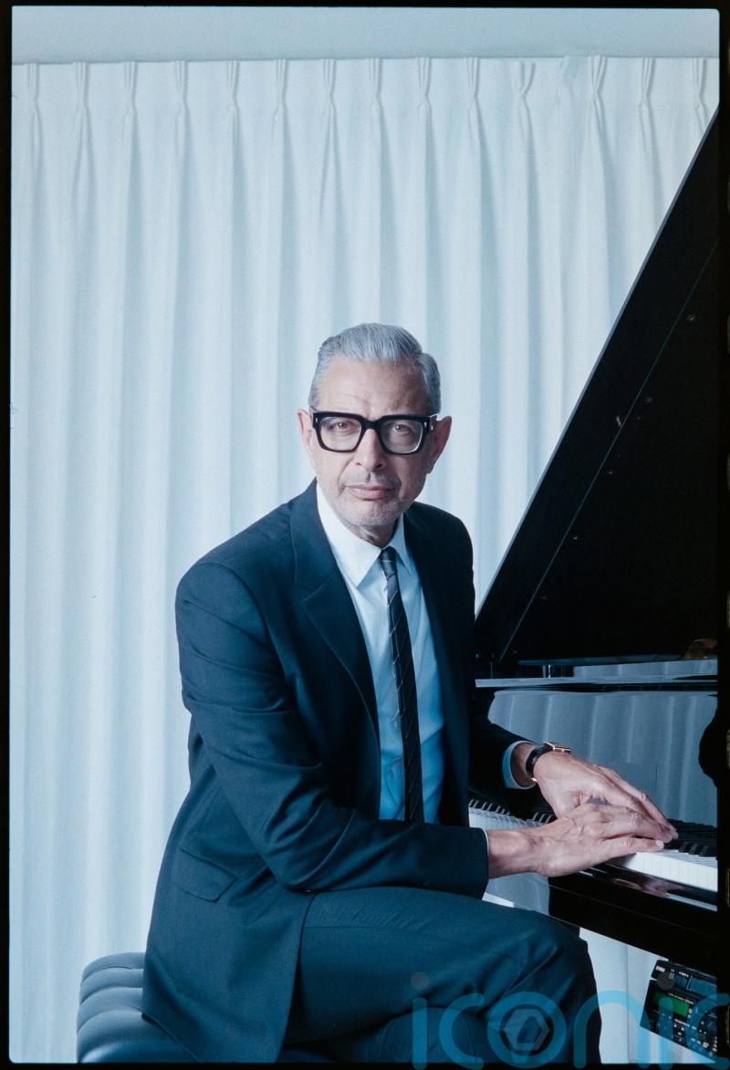 Jeff Goldblum enlists Kelly Clarkson for latest musical project