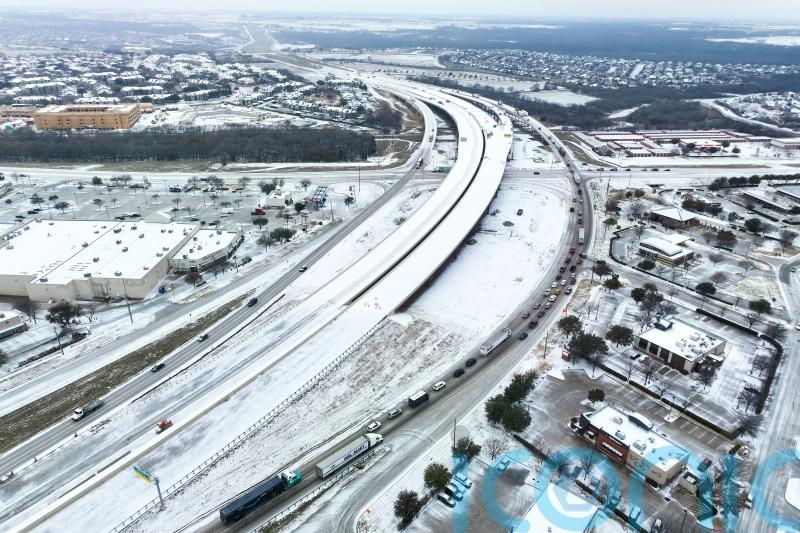 Winter freeze cancels 1,500 flights and leads to death in Texas