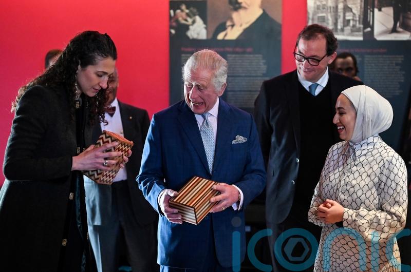 King tackles puzzle box during visit to one of London&rsquo;s architectural treasures