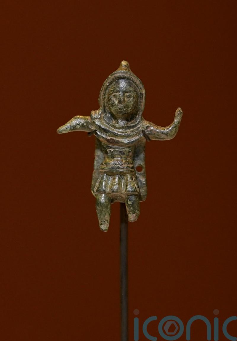 Change to treasure law would keep more artefacts in museums, says minister