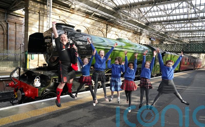 Flying Scotsman steams into Edinburgh to mark centenary