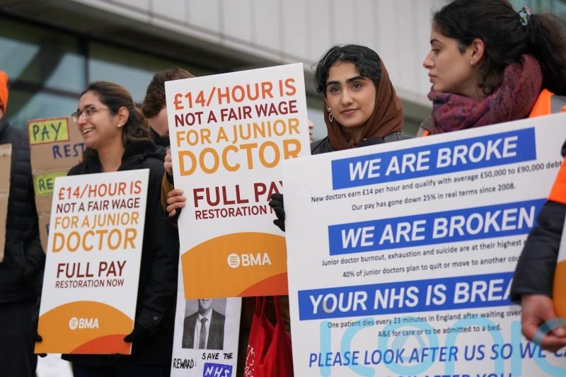 Junior doctors to hold fresh strikes in pay row