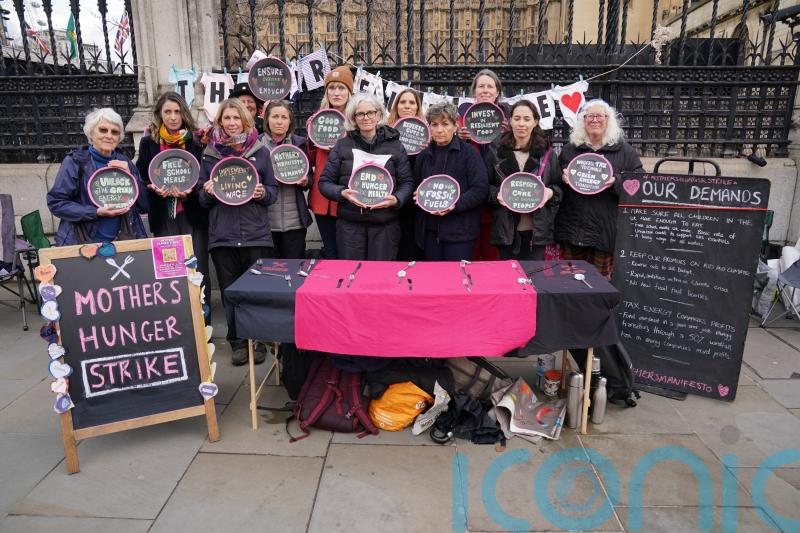 UN official hails seven mothers on hunger strike outside Downing Street