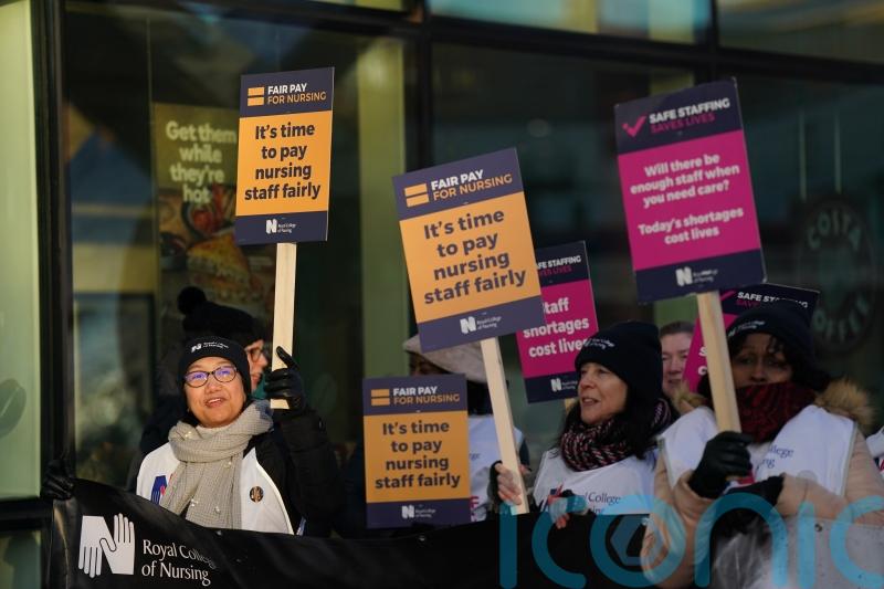 Nursing staff in England to vote on new NHS pay offer