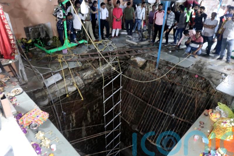 Devotees killed as covering over well collapses at Indian temple