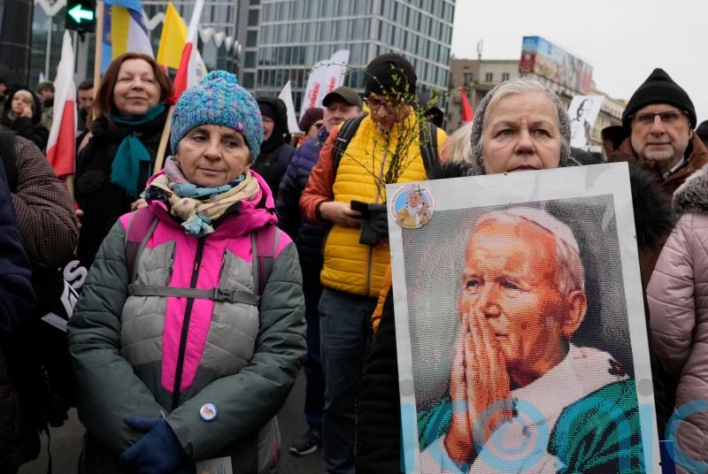 Thousands protest at TV show which accused John Paul II of covering up abuse