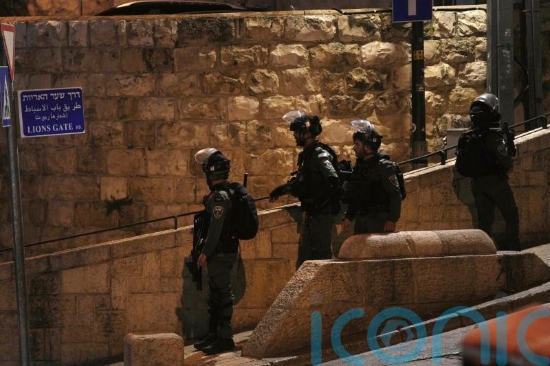 Violence at Jerusalem mosque prompts fears of wider fighting