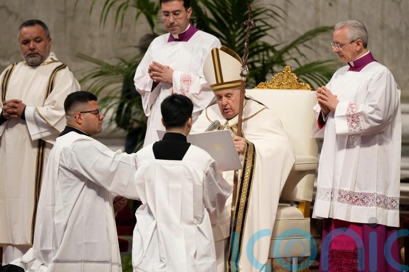 Pope leads Holy Thursday service in Vatican basilica