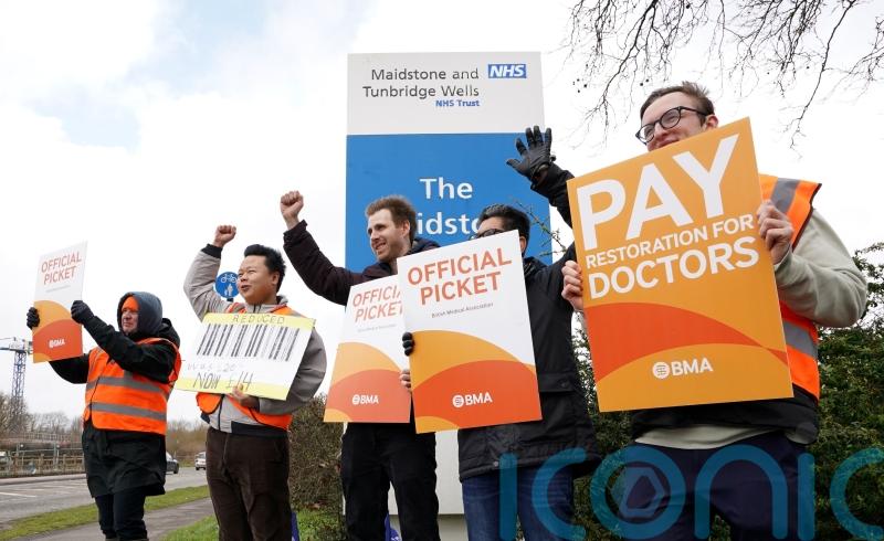 Barclay urged to present ‘credible’ pay offer to halt strikes by junior doctors