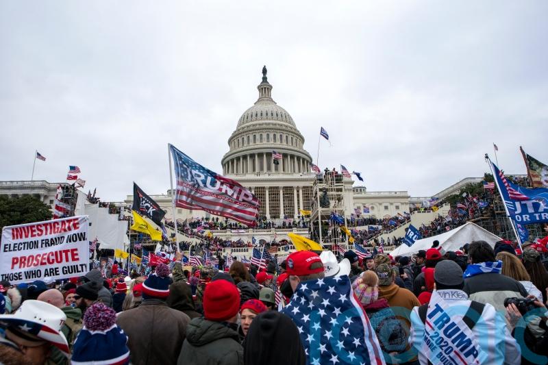 Capitol police officer who helped January 6 rioter given probation