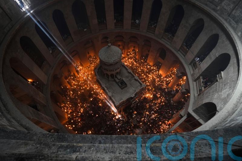 Christian faithful celebrate ‘Holy Fire’ under restrictions