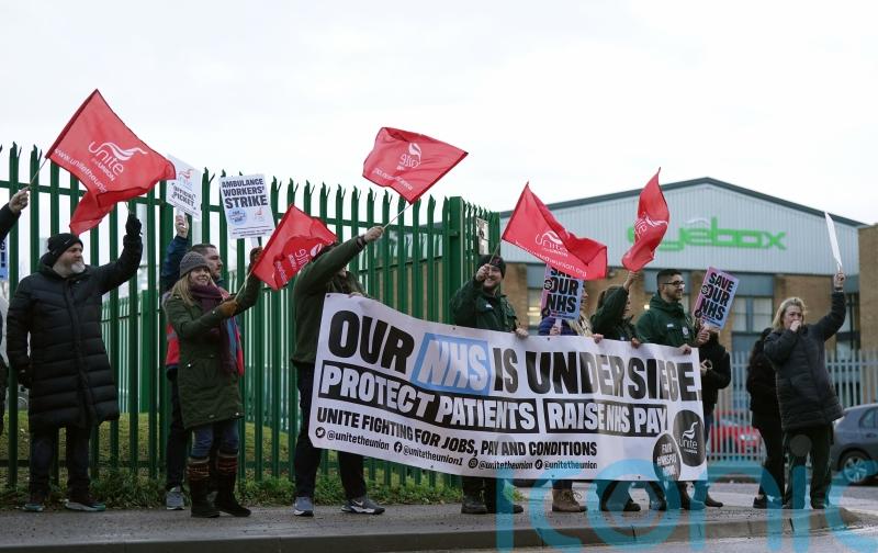 Health workers announce fresh strikes in pay row