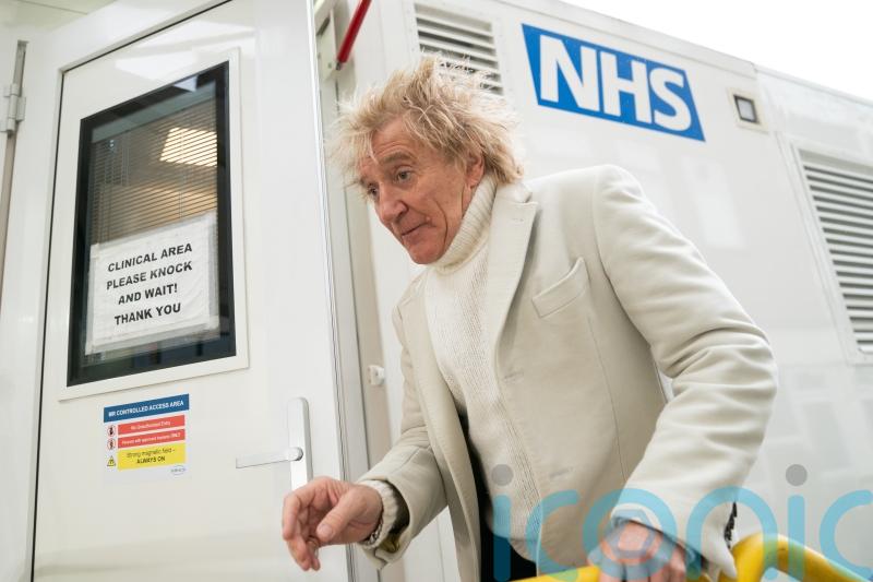 Rod Stewart ‘supports doctors’ strikes’ and wants to pay for more hospital scans