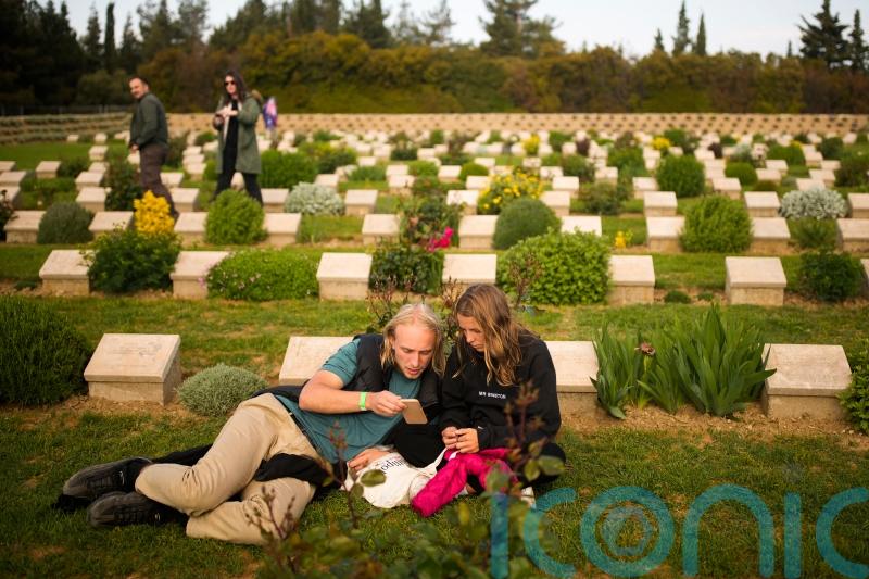 Hundreds pay tribute to Anzac soldiers near Gallipoli beach