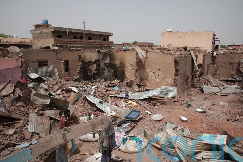 Sudanese crowd at borders to escape amid shaky truce