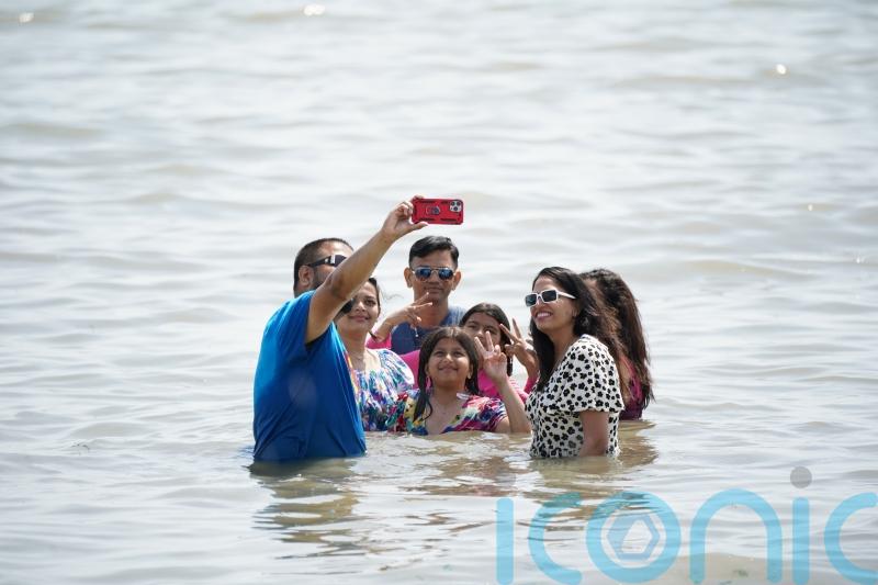 Scientists reveal why people like to take selfies