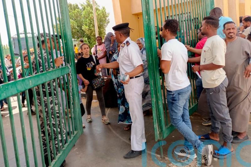 Civilian death toll tops 400 as battle for Sudan continues