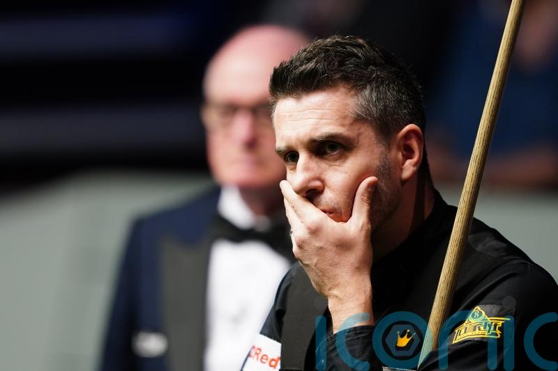 Mark Allen battles back to stay in scrappy Crucible semi against Mark Selby