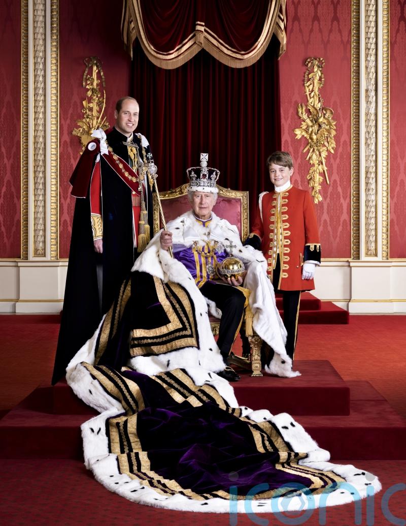 King marks coronation with photograph of himself with heirs