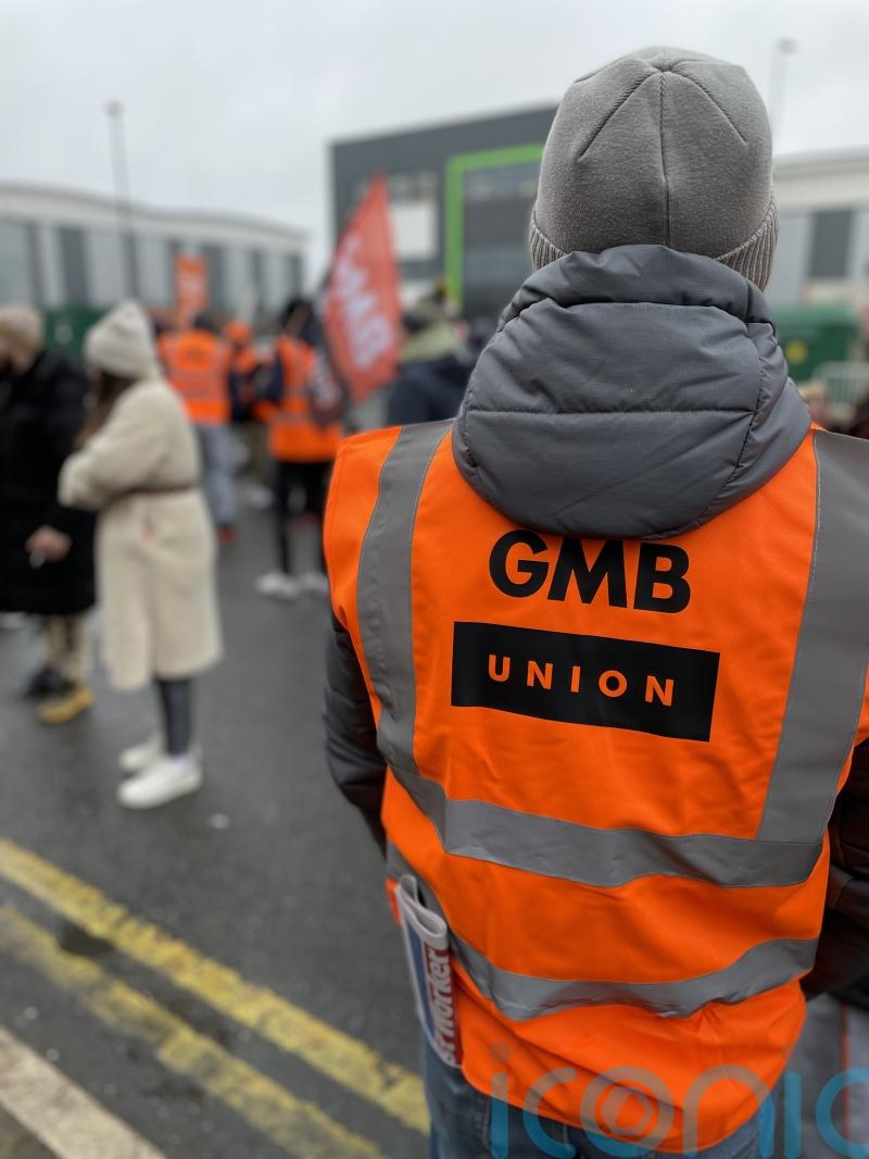 Health workers in Wales vote to accept pay offer