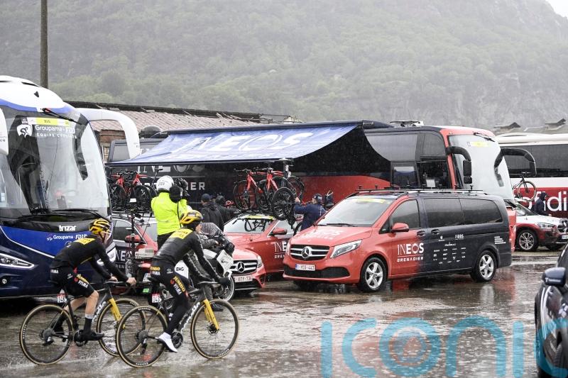 Geraint Thomas continues to lead Giro d’Italia as rain reigns